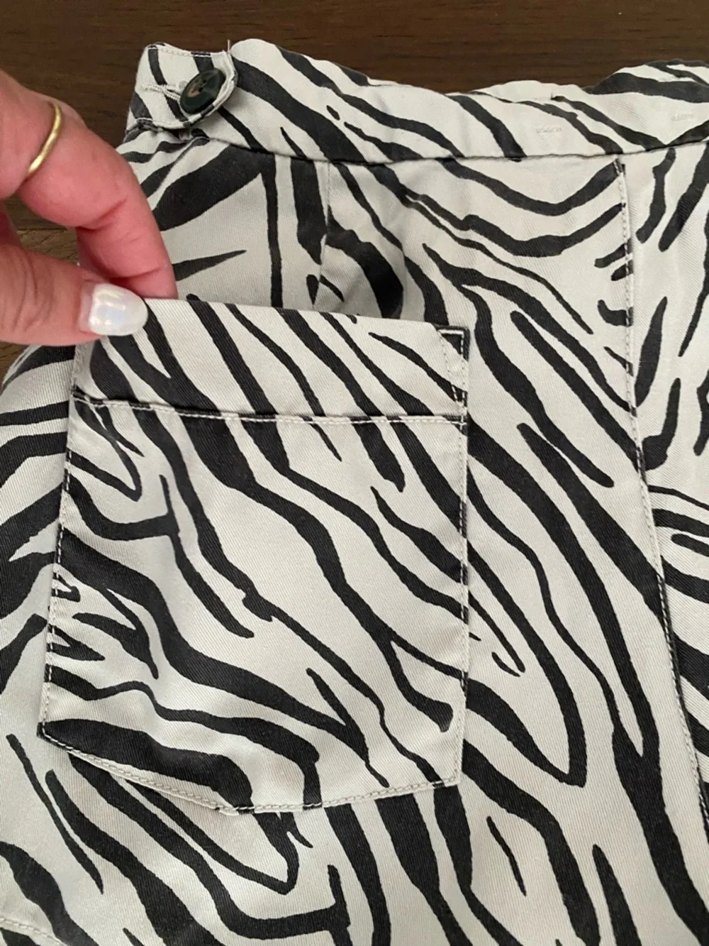 Cynthia Rowley Ivory & Brown 100% Lyocell Zebra Print Shorts Women’s Size 4 - Picture 12 of 14